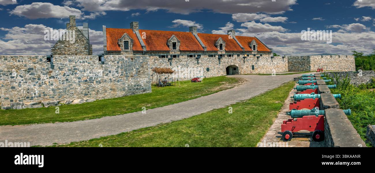 Black Powder Kanons in Fort Ticonderoga, ehemals Fort Carillon, ist eine große Festung aus dem 18. Jahrhundert, die von Kanadiern und Franzosen erbaut wurde. Stockfoto