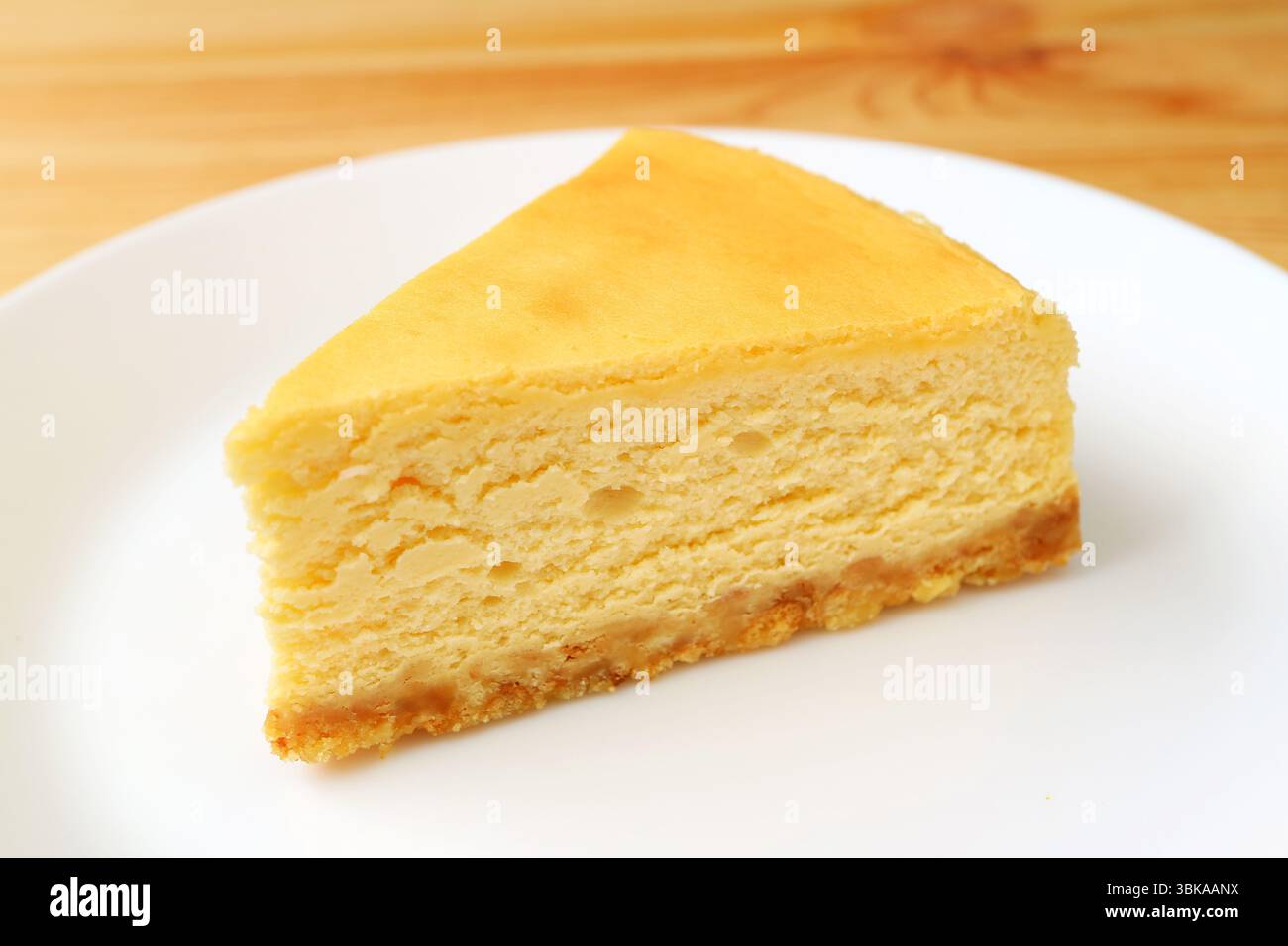 Eine Scheibe leckeren Käsekuchen auf einer weißen Platte Stockfoto