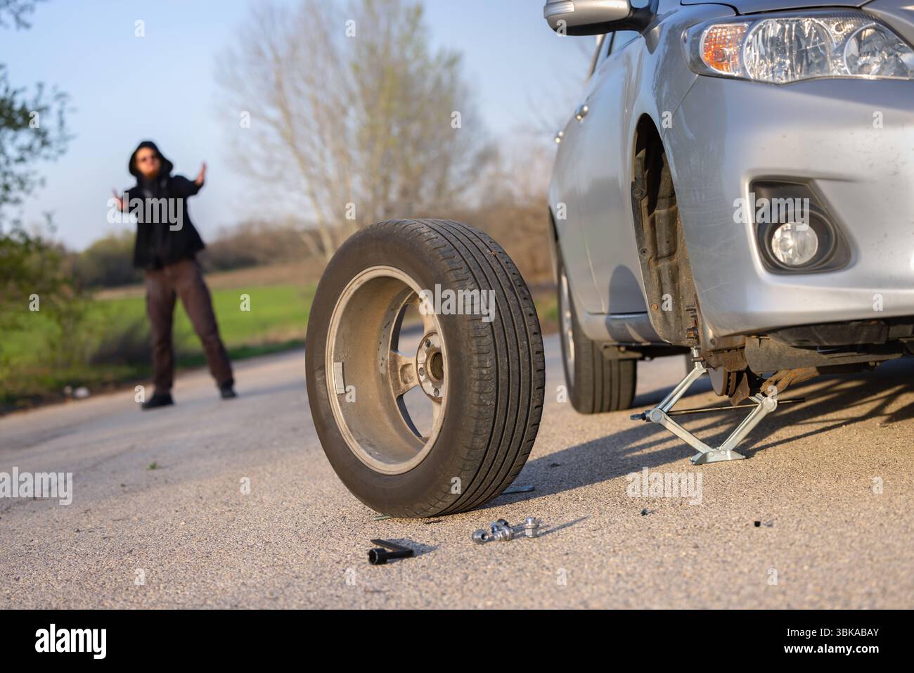 Autoreifen wird nach dem Ausblasen in der Nähe von Pitstop gewartet Stockfoto