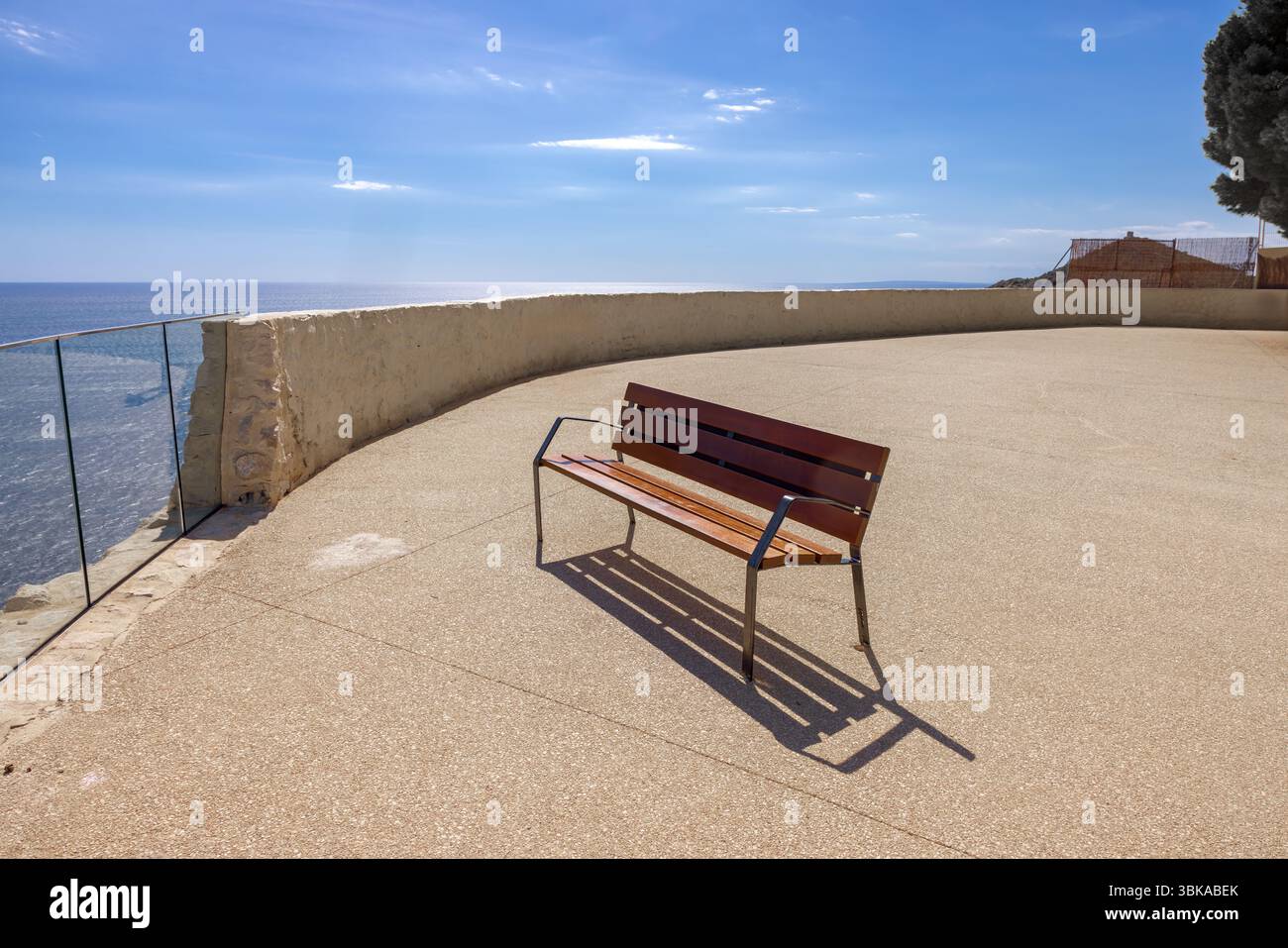Ruhige Ruhe hoch über dem Meeresspiegel mit hölzernen Bänken aus der Nähe Stockfoto