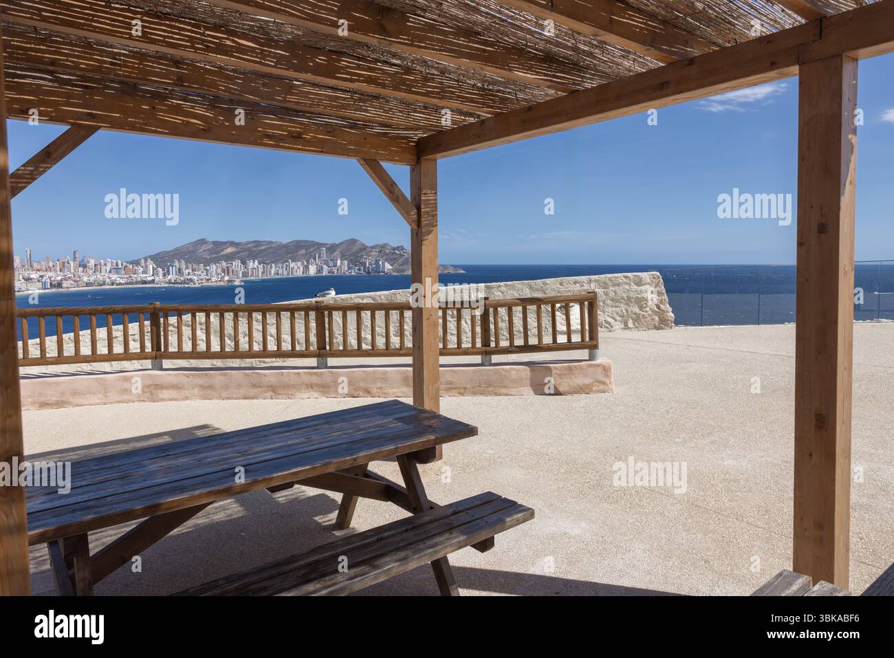 Ruhige Ruhe hoch über dem Meeresspiegel mit hölzernen Bänken aus der Nähe Stockfoto