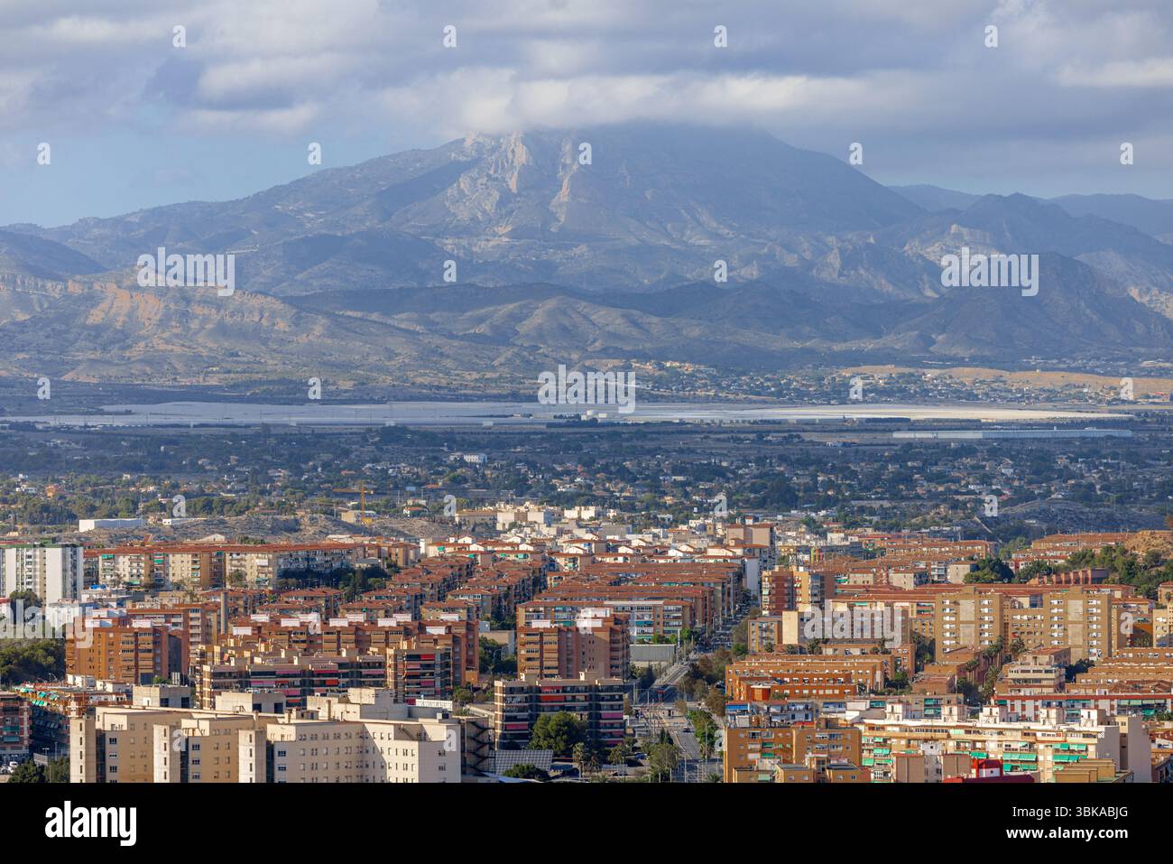 Aus der Vogelperspektive der spanischen Stadt mit Bergen und Himmelsnähe Stockfoto