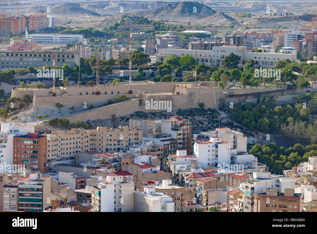 Aus der Vogelperspektive der spanischen Stadt mit Bergen und Festung aus nächster Nähe Stockfoto