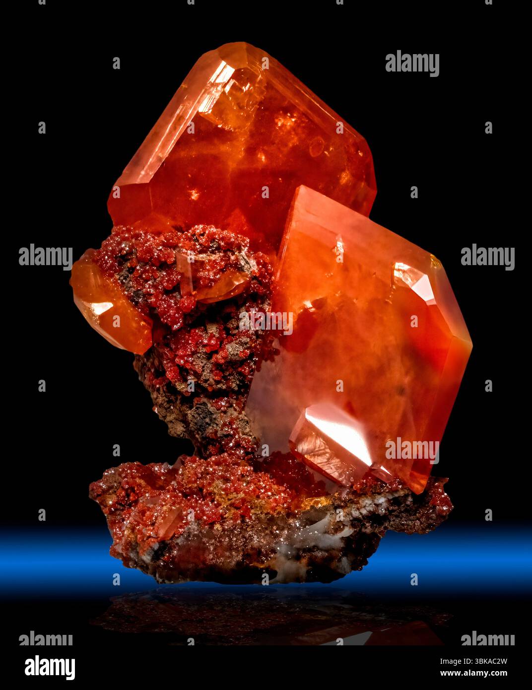 Wulfenit Crystals, Gleeson, AZ Wulfenit ist ein markantes Blei-Molybdat-Mineral (PbMoO₄), bekannt für seine dünnen, tabellarischen Kristalle mit einem hellen Orange bis Stockfoto