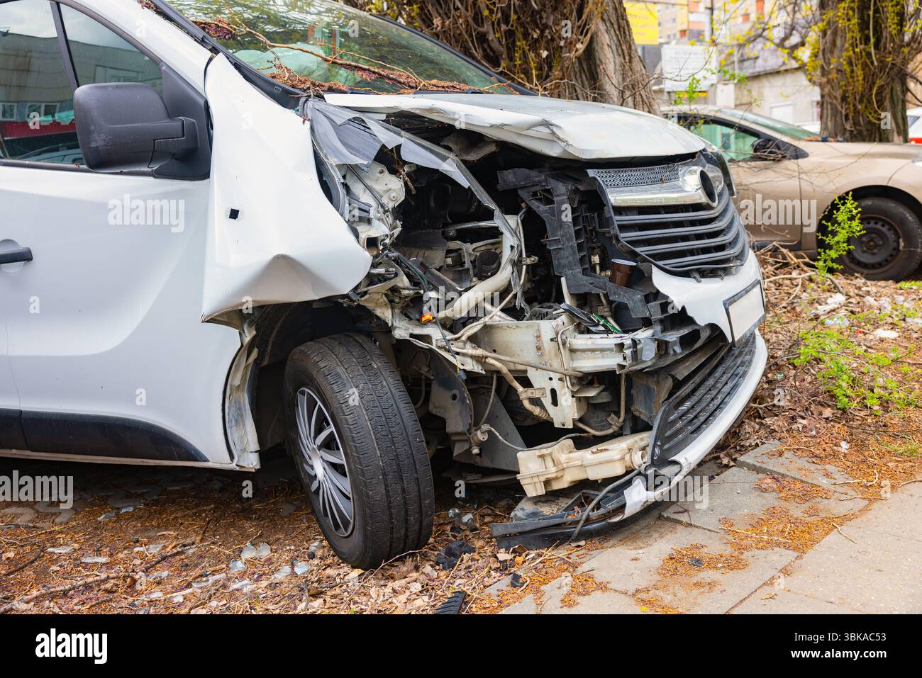 Beschädigtes Fahrzeug mit umfangreicher Nahaufnahme von Front-End-Schäden Stockfoto