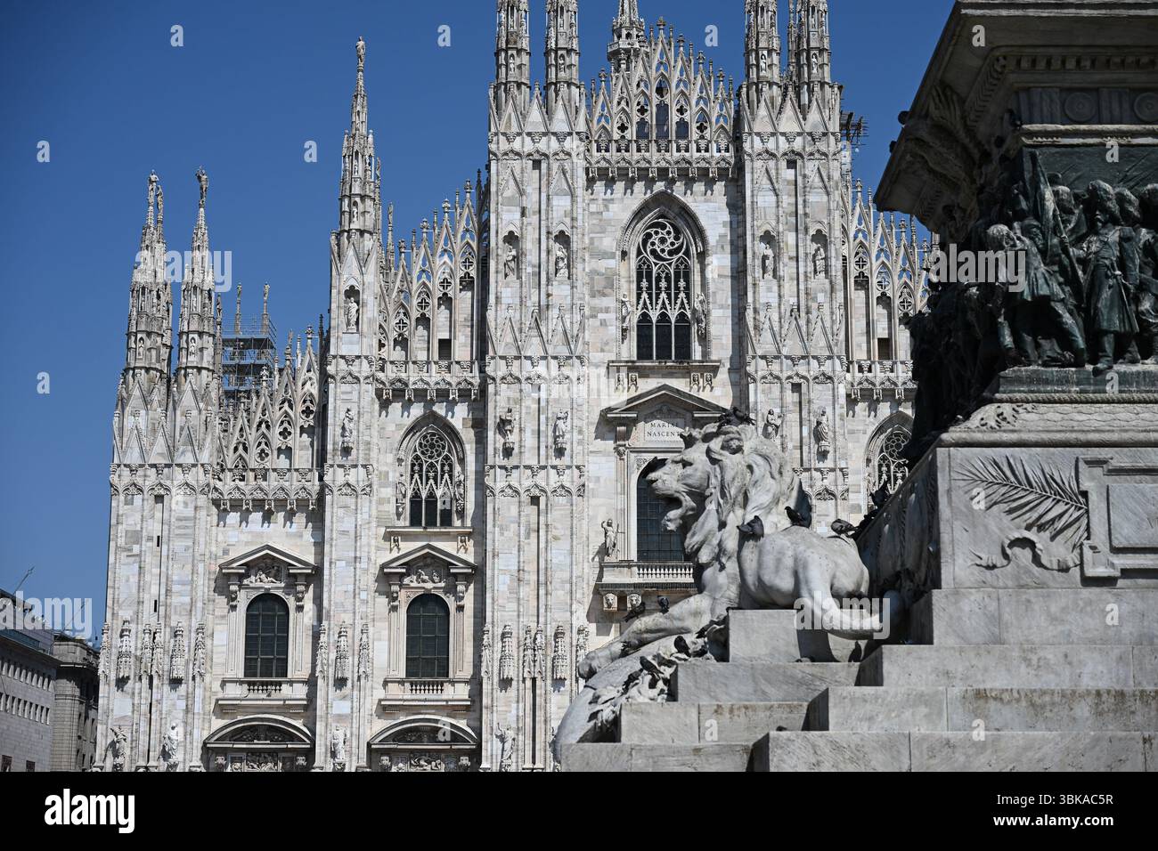 Mailand, Italien - Dom und Löwenskulptur am Fuß des Vittorio Emanuele II. Gewidmeten Denkmals Stockfoto