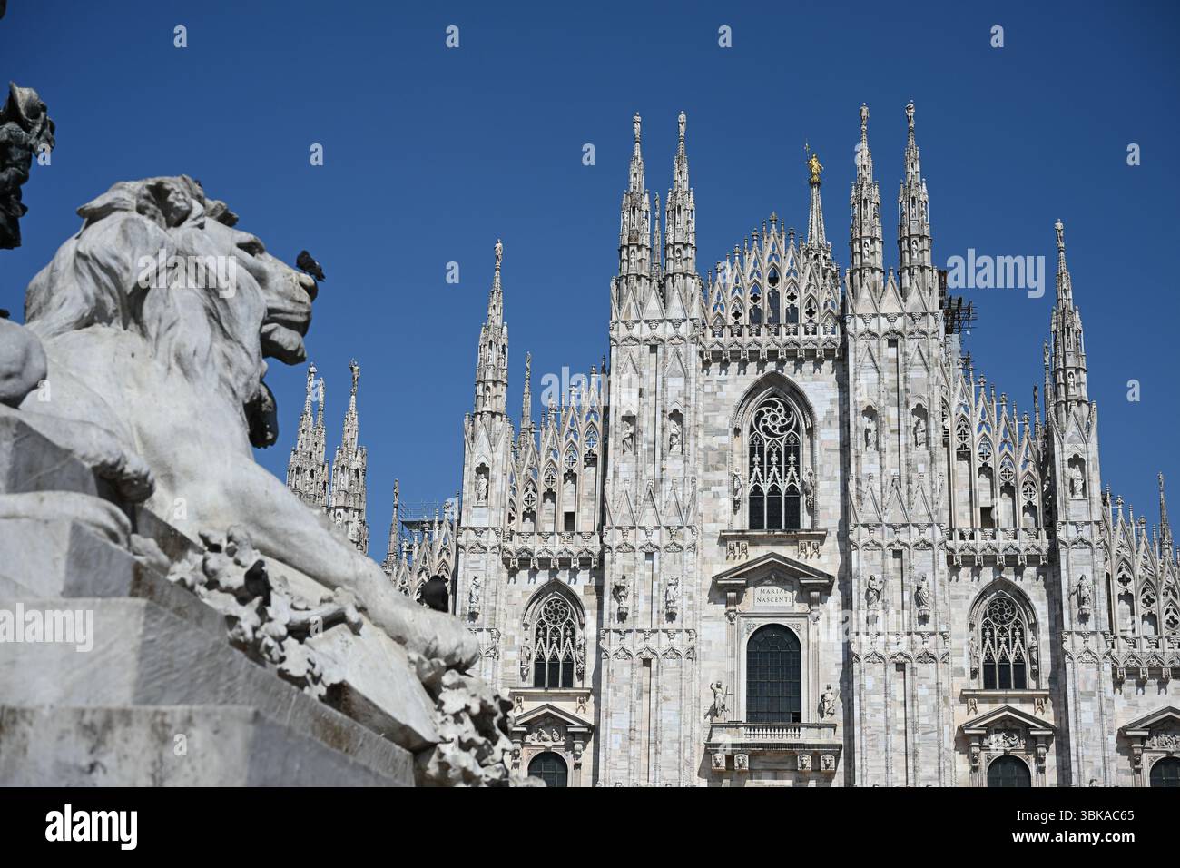 Mailand, Italien - Dom und Löwenskulptur am Fuß des Vittorio Emanuele II. Gewidmeten Denkmals Stockfoto