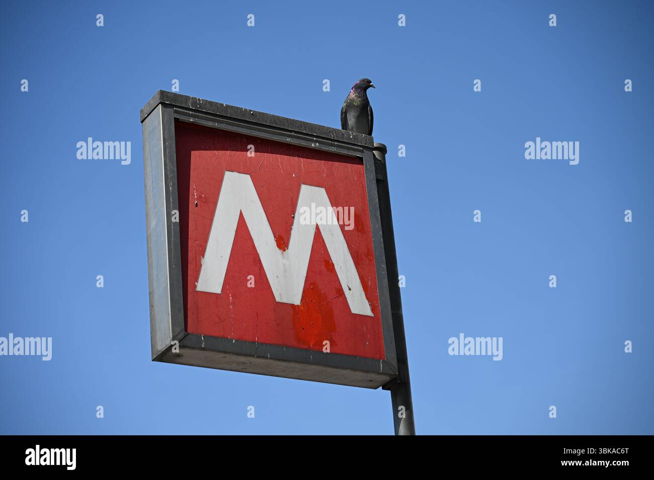 Mailand, Italien - 19. Juni 2025: U-Bahn-Schild auf der Piazza Duomo. Das Mailänder Metro-Transitnetz, das vom ATM Azienda Trasporti Milanesi betrieben wird, besteht aus Stockfoto