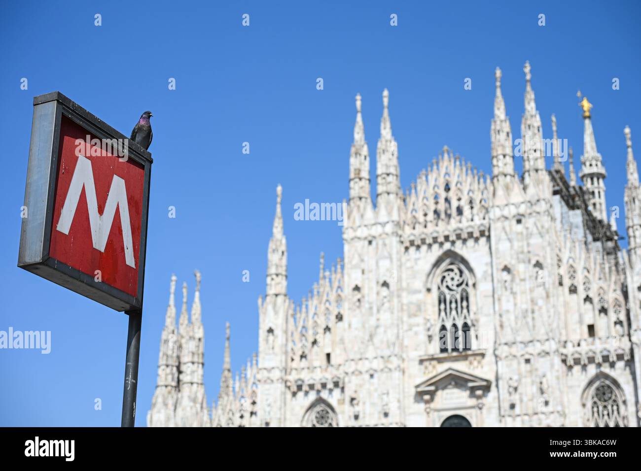 Mailand, Italien - 19. Juni 2025: U-Bahn-Schild auf der Piazza Duomo. Das Mailänder Metro-Transitnetz, das vom ATM Azienda Trasporti Milanesi betrieben wird, besteht aus Stockfoto