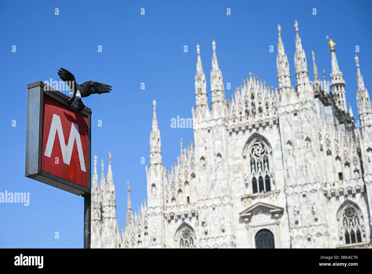 Mailand, Italien - 19. Juni 2025: U-Bahn-Schild auf der Piazza Duomo. Das Mailänder Metro-Transitnetz, das vom ATM Azienda Trasporti Milanesi betrieben wird, besteht aus Stockfoto