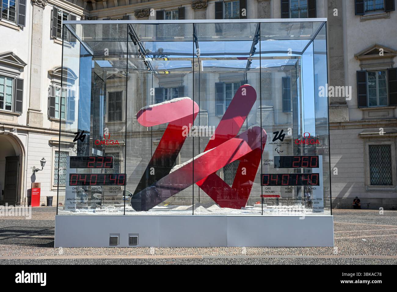 Mailand, Italien - 19. Juni 2025: Die OMEGA-Countdown-Uhr markiert die Zeit, die bis zur Eröffnungsfeier der Olympischen Winterspiele Milano Cortina 2026 verbleibt. Ol Stockfoto