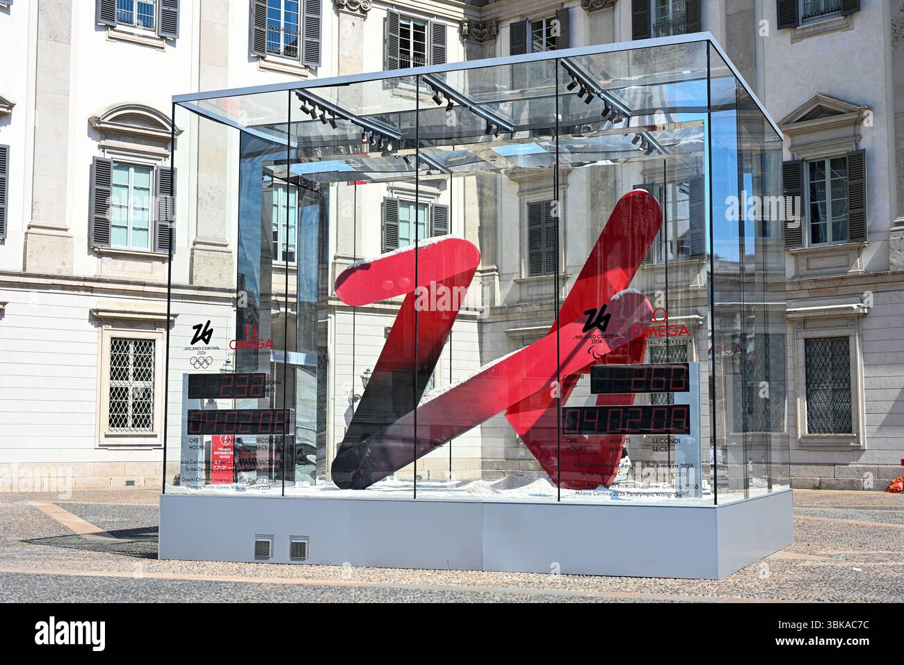 Mailand, Italien - 19. Juni 2025: Die OMEGA-Countdown-Uhr markiert die Zeit, die bis zur Eröffnungsfeier der Olympischen Winterspiele Milano Cortina 2026 verbleibt. Ol Stockfoto