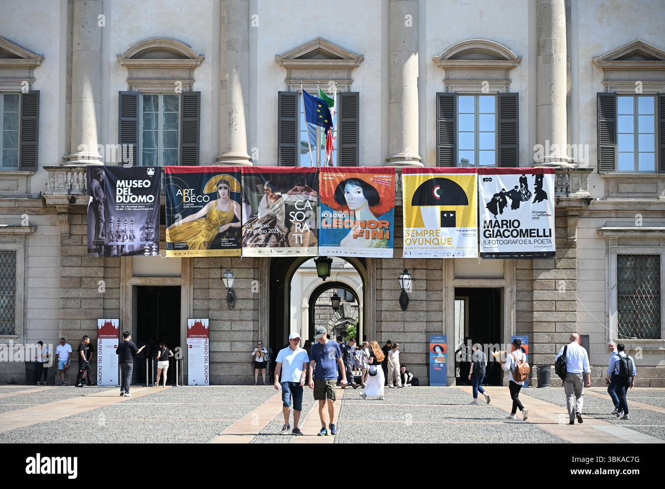 Mailand, Italien - 19. Juni 2025: Besucher vor dem Palazzo reale auf der Piazza Duomo. Der Königspalast von Mailand, der Regierungssitz im italienischen Stadtteil Stockfoto