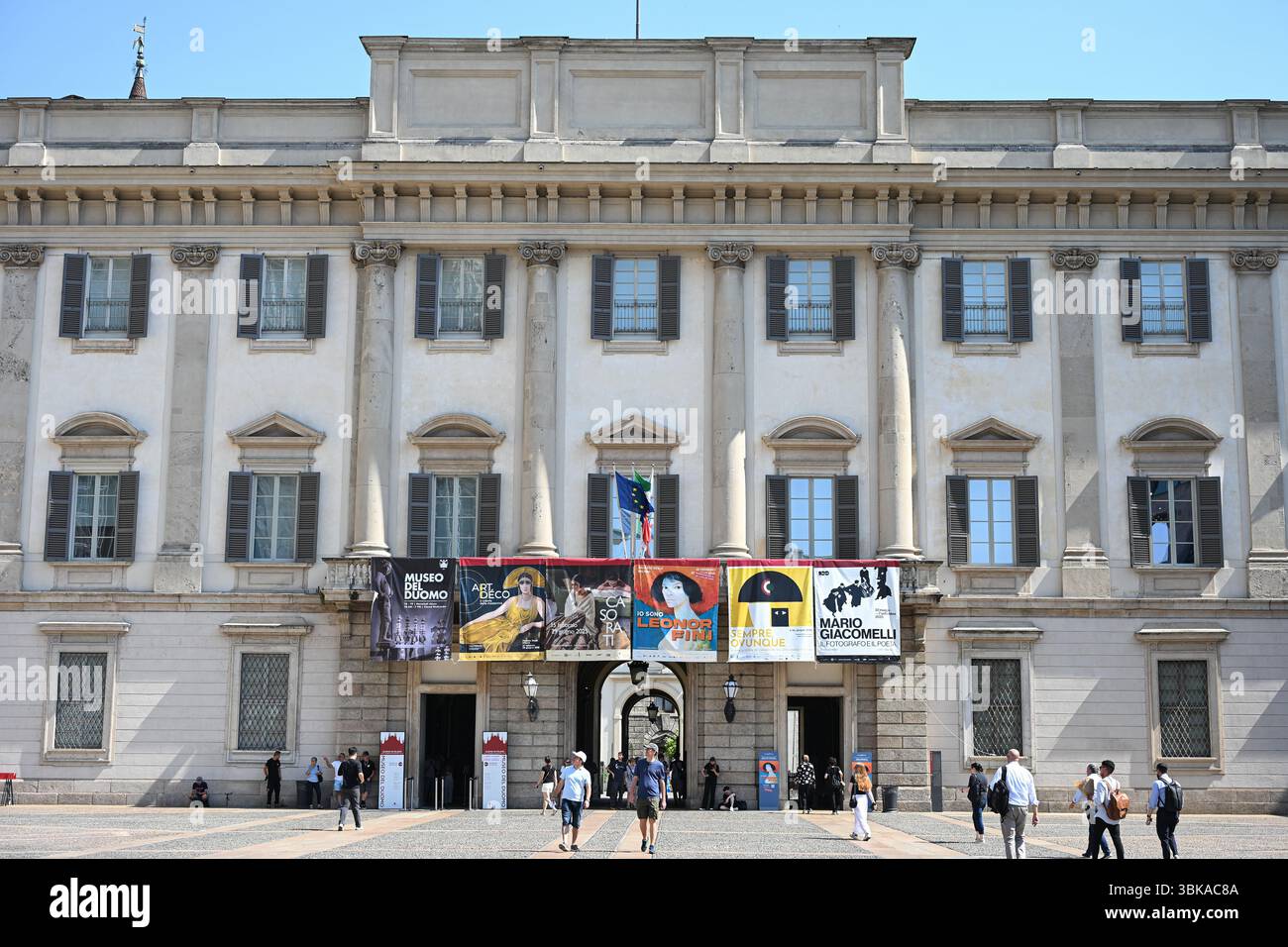 Mailand, Italien - 19. Juni 2025: Besucher vor dem Palazzo reale auf der Piazza Duomo. Der Königspalast von Mailand, der Regierungssitz im italienischen Stadtteil Stockfoto