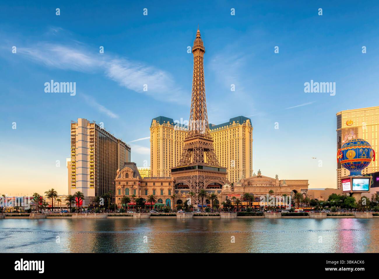 Blick auf den Las Vegas Strip bei Sonnenuntergang in Las Vegas, Nevada. Stockfoto