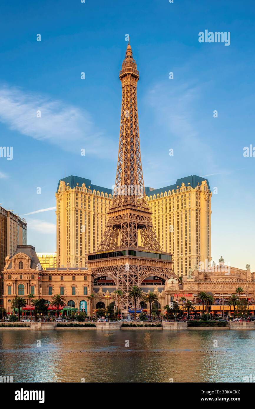 Blick auf den Las Vegas Strip bei Sonnenuntergang in Las Vegas, Nevada. Stockfoto