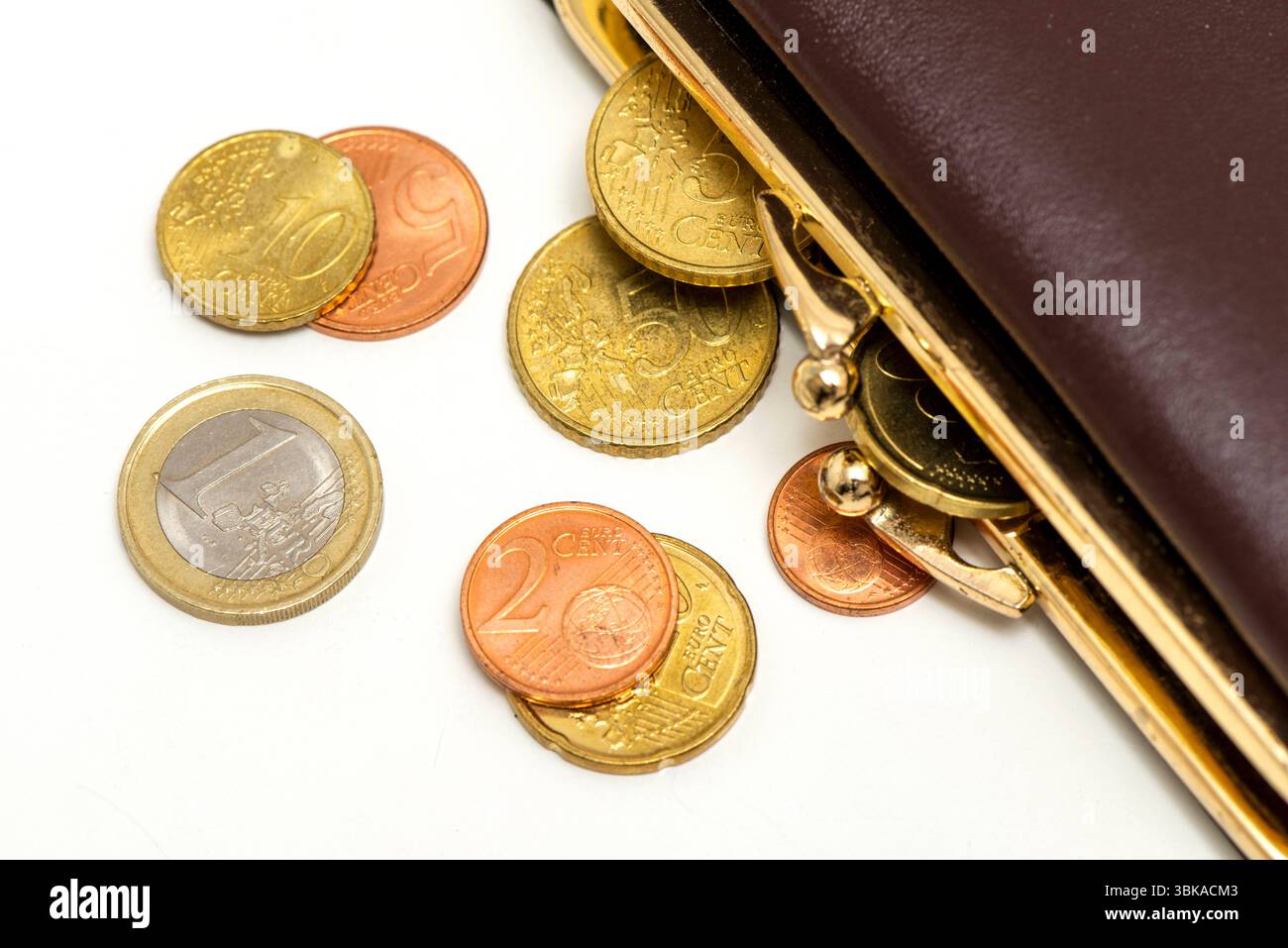 Geldbeutel mit Euro aus einem Geldbeutel fallen einige Euro Münzen *** Geldbeutel mit Euro einige Euro Münzen fallen aus einer Geldbörse Stockfoto