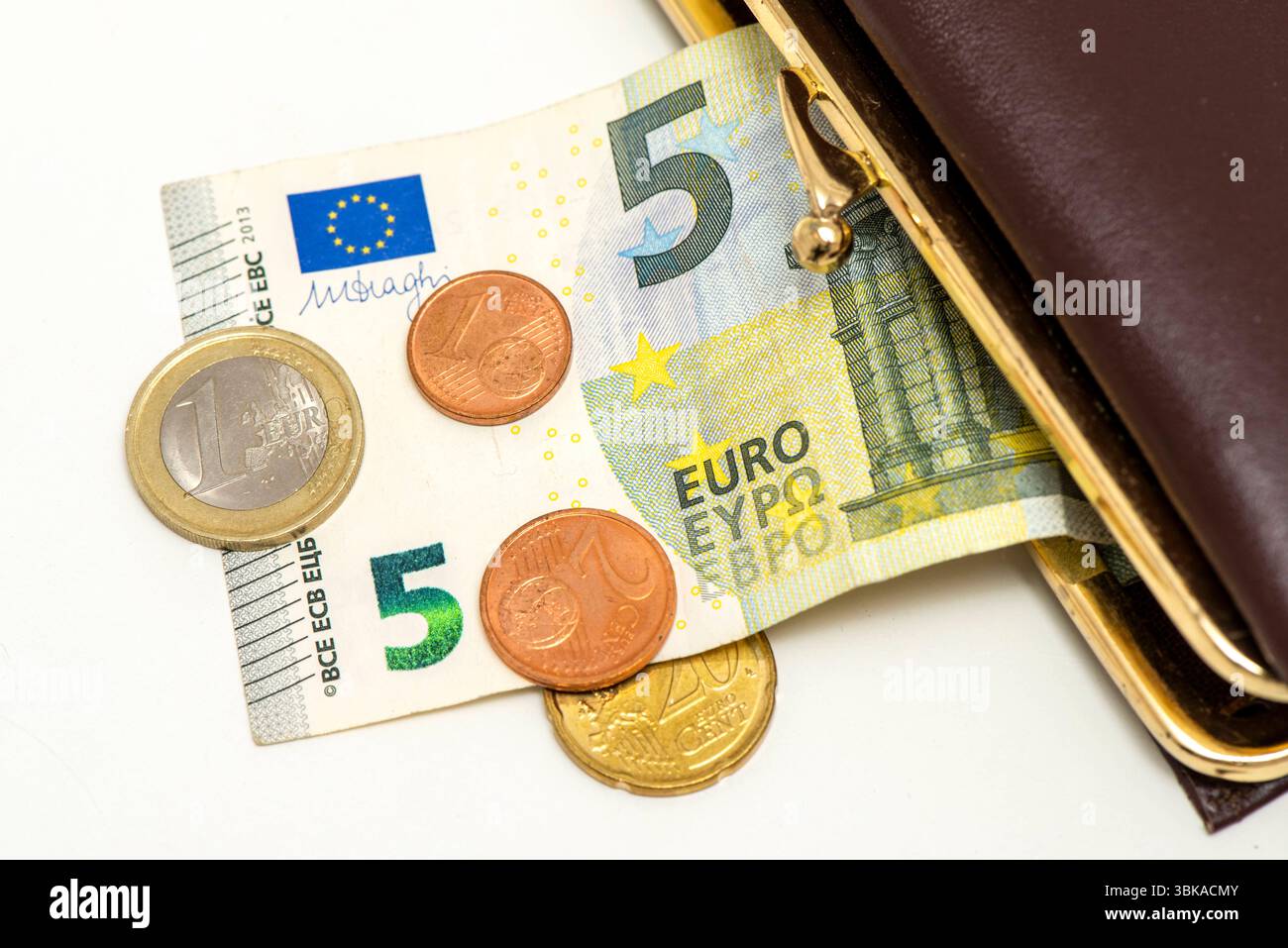 Geldbeutel mit Euro aus einem Geldbeutel fallen einige Euro Münzen und ein fünf-Euro-Schein *** Geldbeutel mit Euro Ein paar Euro-Münzen und ein fünf-Euro-Schein Stockfoto