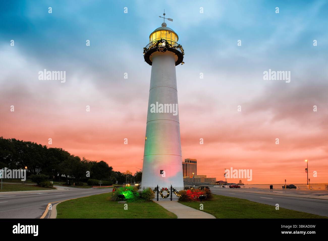 Leuchtturm von Biloxi vor dem Hintergrund eines dramatischen Sonnenaufgangshimmels in Biloxi, Mississippi, USA. Stockfoto