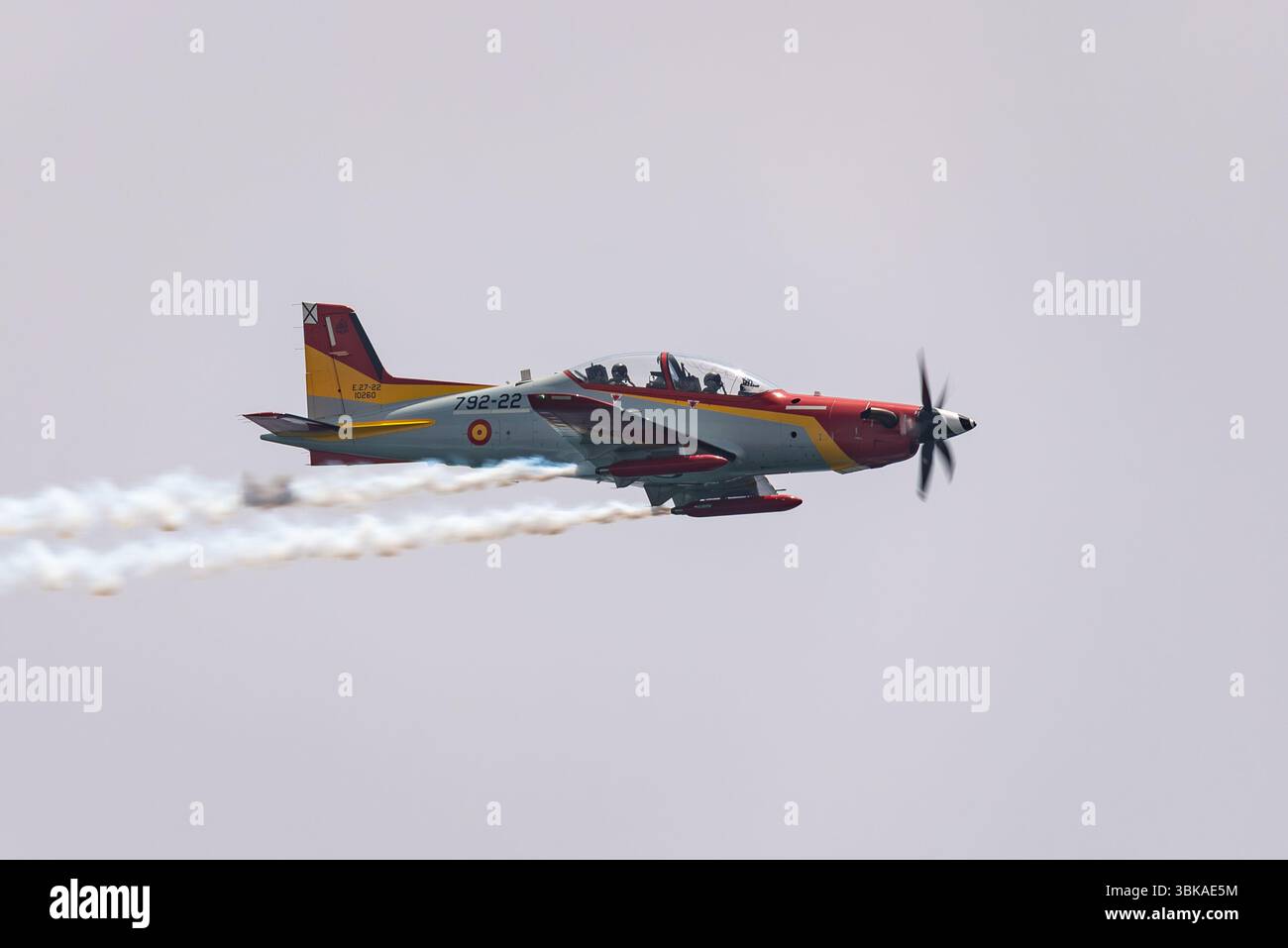 Die spanische Luftwaffe Pilatus PC-21 fliegt beim AIRE25 Air Festival in San Javier, Murcia, Spanien. Neuer Typ Stockfoto