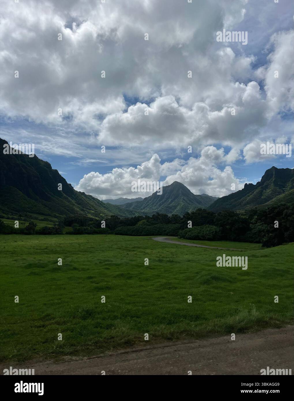 Hawai'i, Vereinigte Staaten von Amerika - 10. Februar 2025: Die beeindruckende und ästhetische Landschaft und die Aussicht von der Kualoa Ranch an einem sonnigen Tag. - Smartphone-aufgenommenes Stockfoto