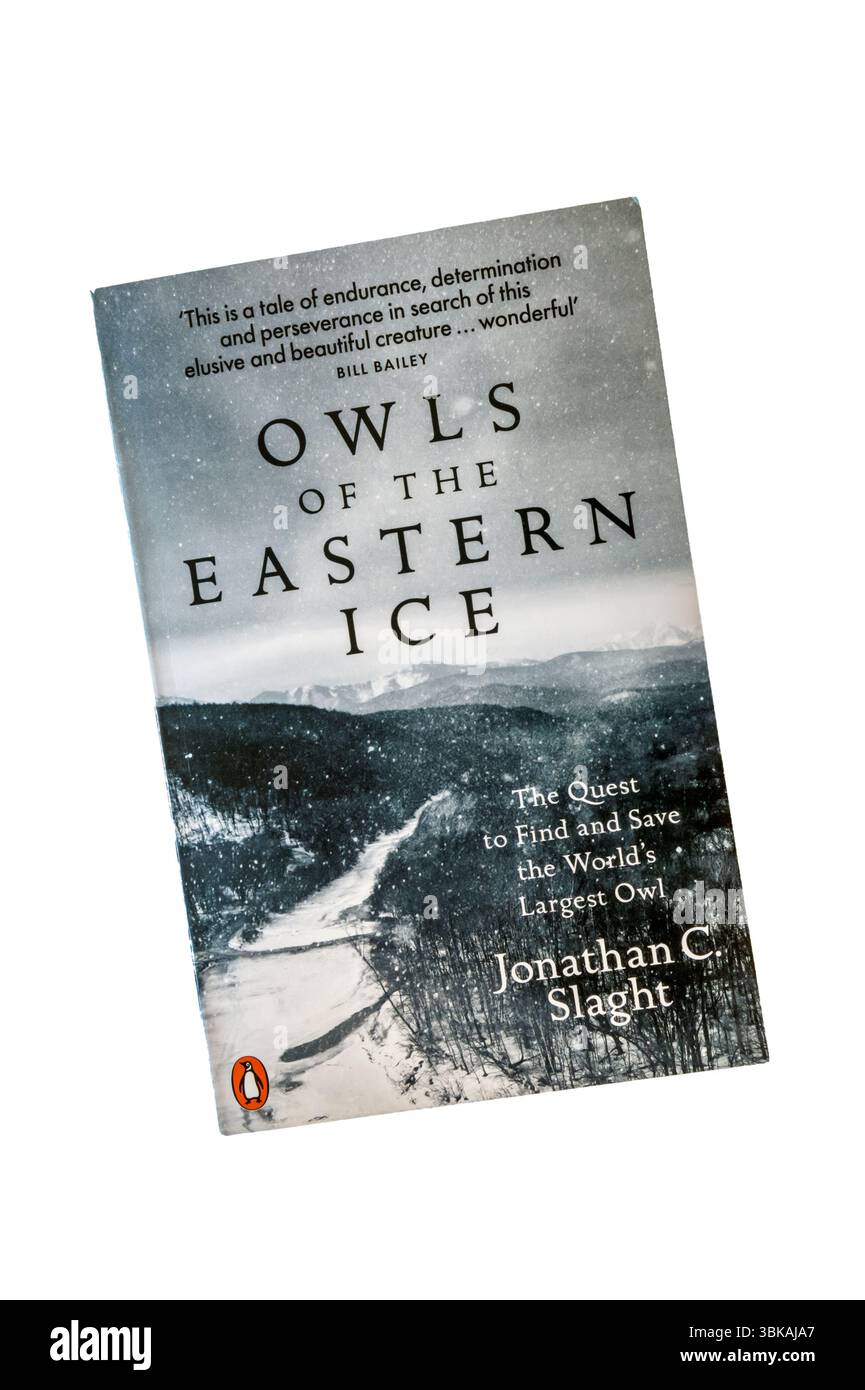 Ein Taschenbuch von Eulen aus dem östlichen Eis von Jonathan C. Slaght. Veröffentlicht 2021. Stockfoto