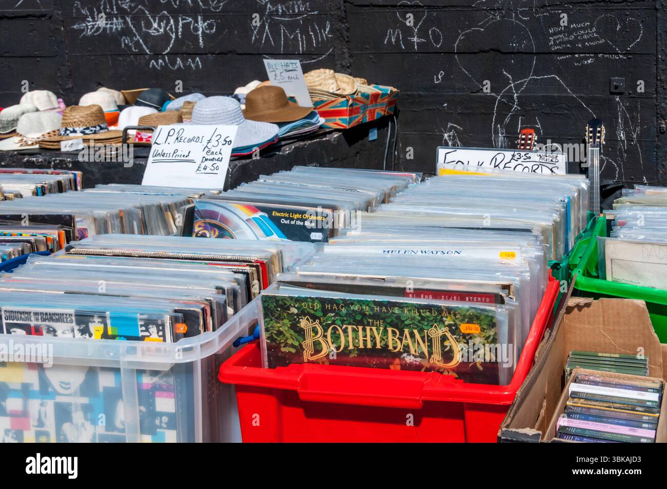 Ein Verkaufsstand, an dem Folk-Platten auf der Broadstairs Folk Week verkauft werden. Stockfoto