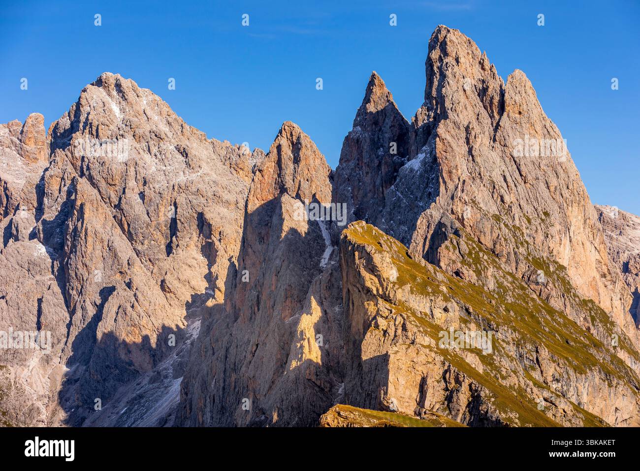 Dolomiten, Italien Panorama. Seceda über Geißelbergen im Sommer, Herbst Stockfoto