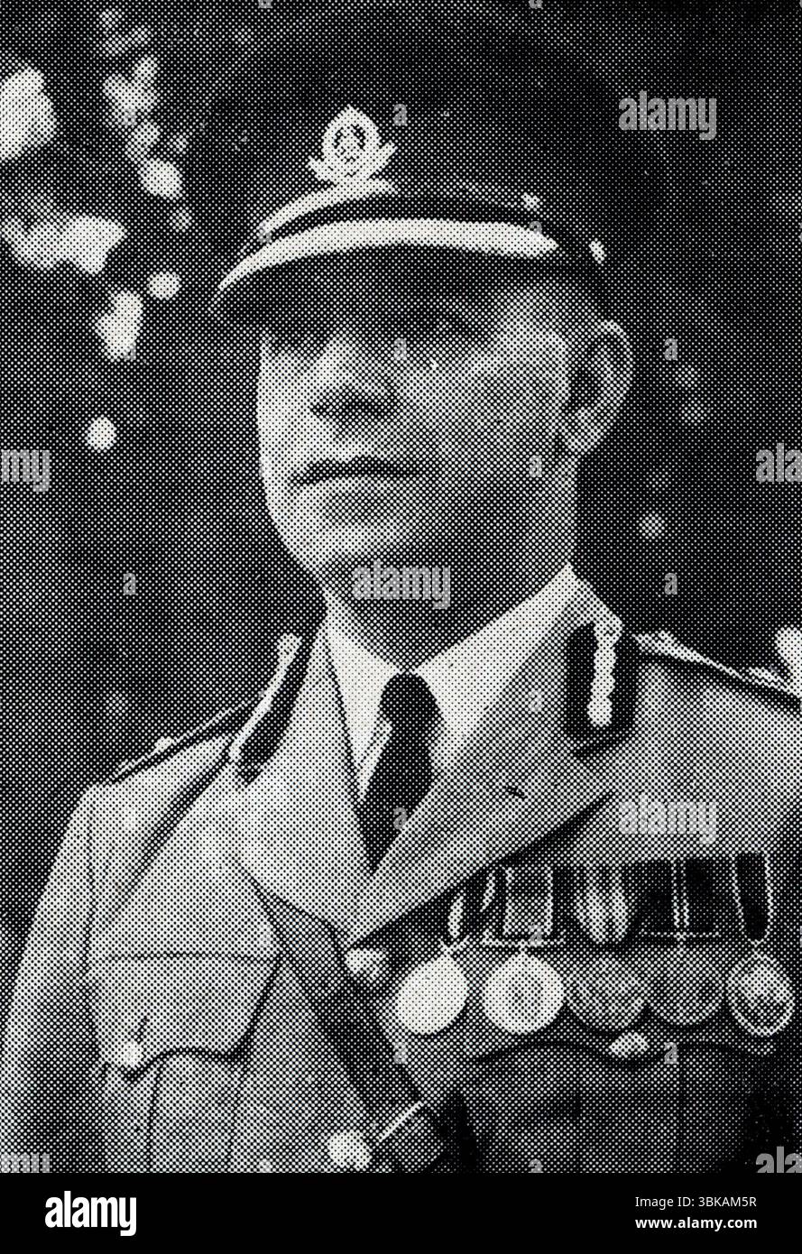 Herr R.J.P. McLaughlan, der stellvertretende Polizeikommissar, wurde am 1. Februar 1950 mit der King’s Police Medal for Distinguished Service ausgezeichnet. Die Auszeichnung wurde 1950 in die New Year Honours List aufgenommen. Aus einem gedruckten Beispiel, das im Nigeria Police HQ in Lagos, im Nigeria Police Magazine, vom Dezember 1948 bis 1950 veröffentlicht wurde. Stockfoto