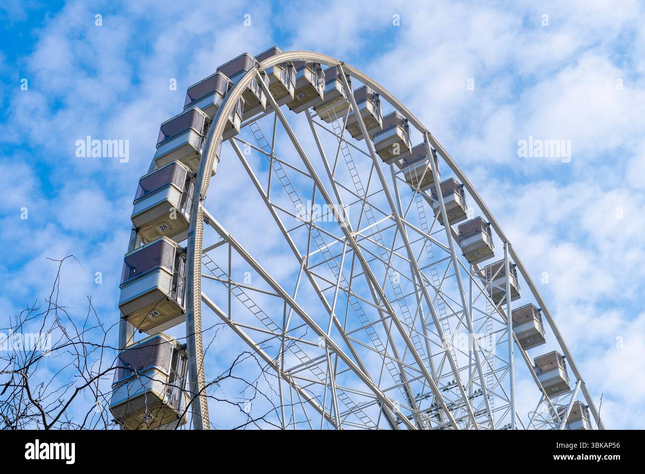 Leeres Riesenrad mit blauem Himmel im Hintergrund in Budapest Stockfoto