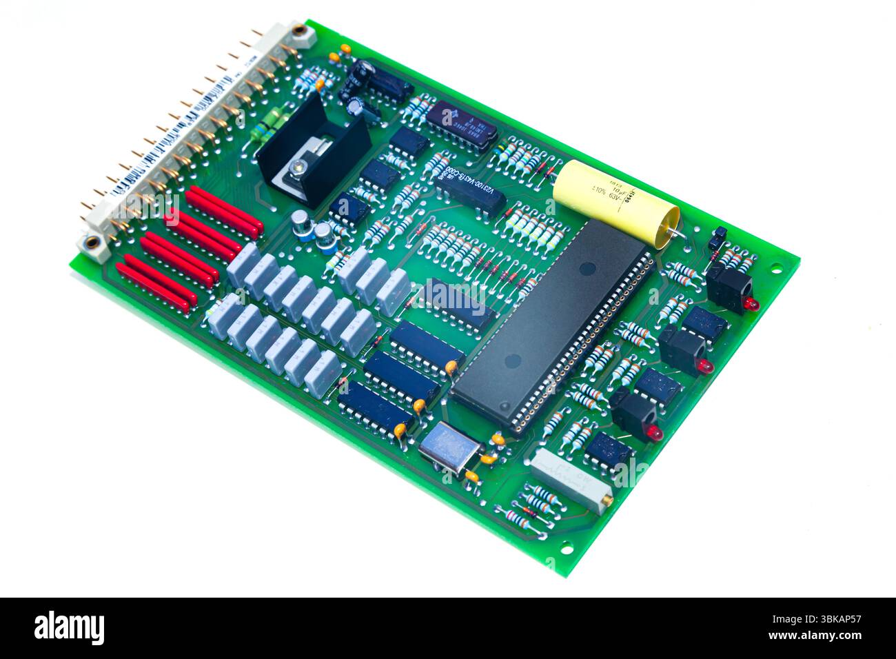 Computerplatine mit gelöteten Mikroschaltungen und Halbleitern auf weißem Hintergrund. Stockfoto