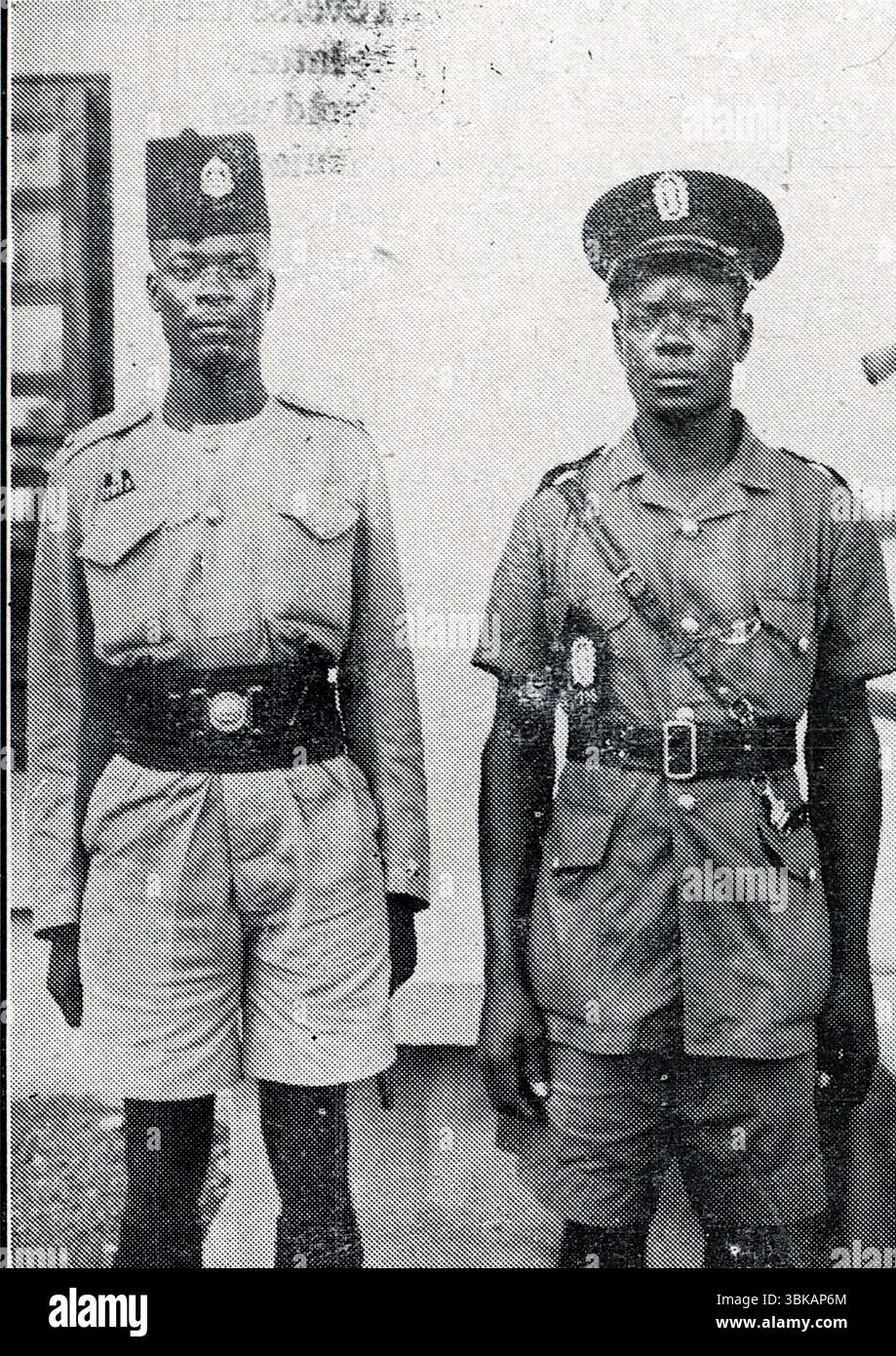 Yaunde Ordinarius und sein französischer Amtskollege. Aus einem gedruckten Beispiel, das im Nigeria Police HQ in Lagos, im Nigeria Police Magazine, vom Dezember 1948 bis 1950 veröffentlicht wurde. Stockfoto