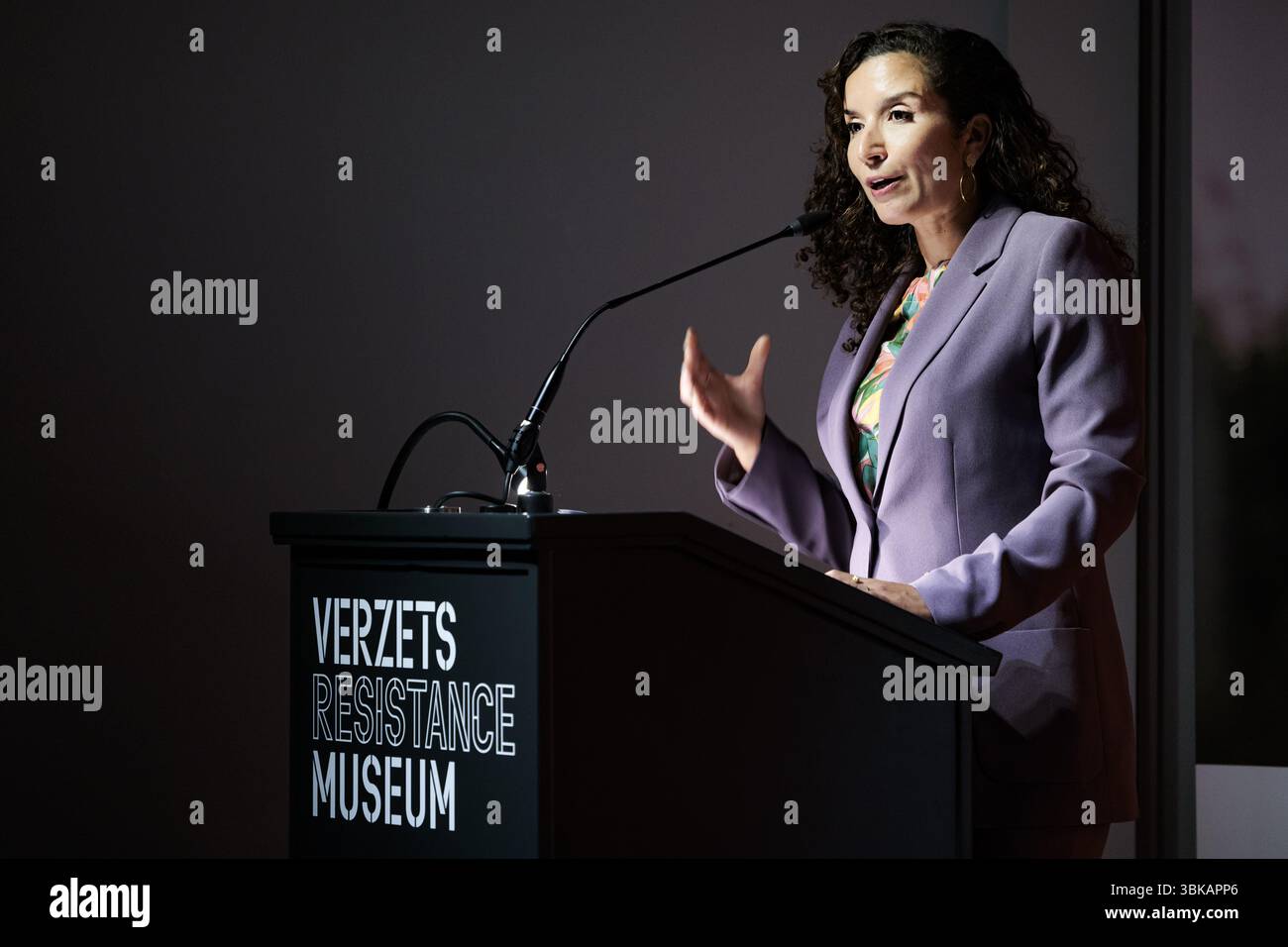 AMSTERDAM - Nora Achahbar während der Anton de KOM Lecture 2025 im Resistance Museum Amsterdam. ANP RAMON VAN FLYMEN niederlande aus - belgien aus Stockfoto