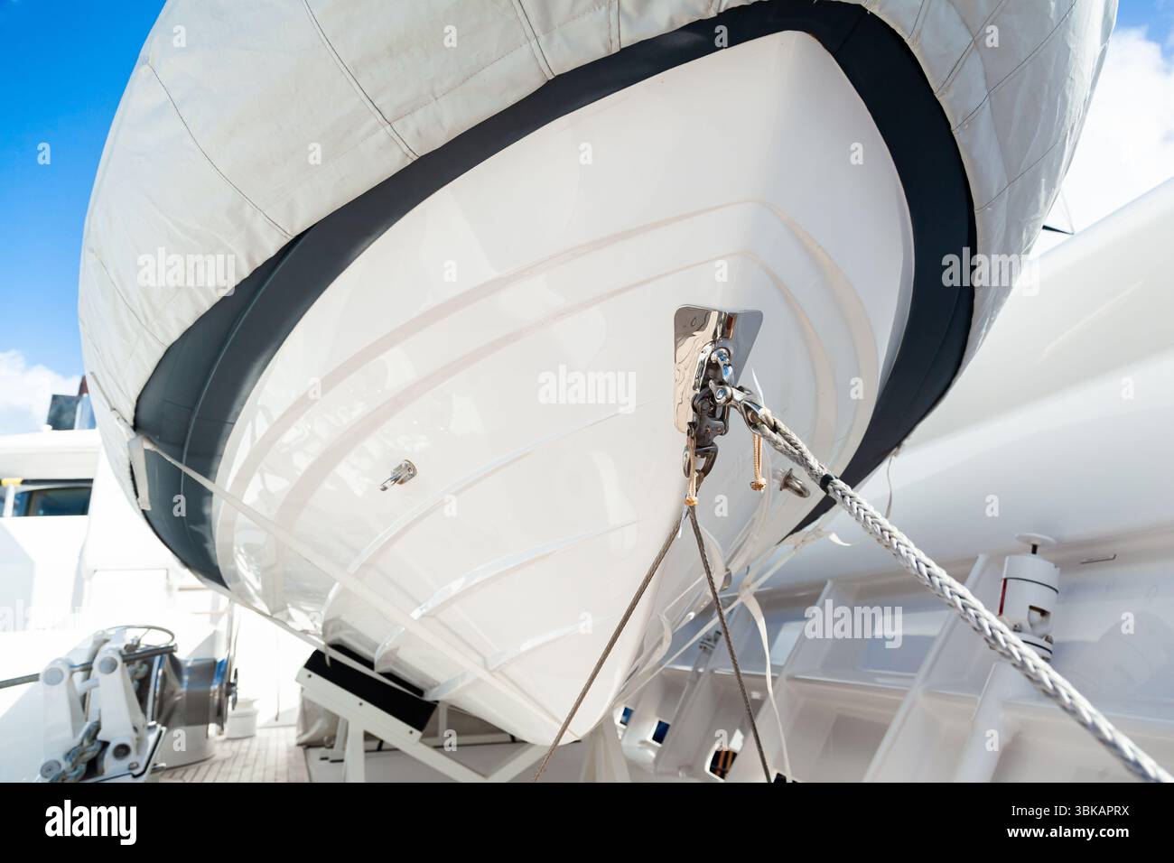 Das Boot ist fixiert und mit einer Abdeckung auf dem Stand auf dem Deck der Yacht abgedeckt. Stockfoto