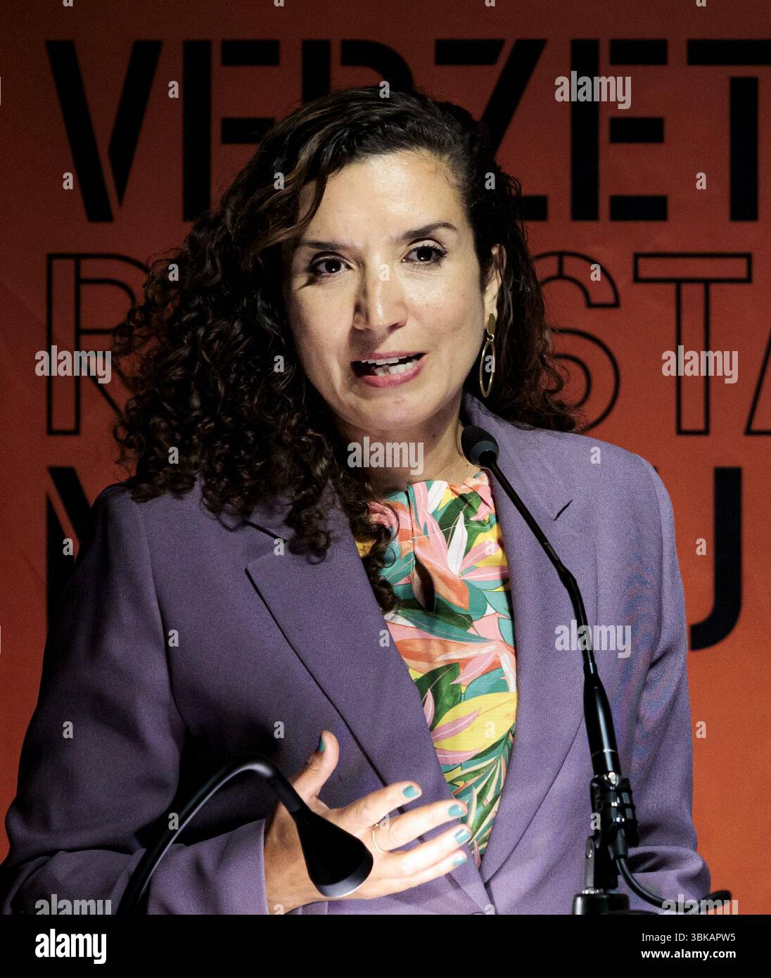 AMSTERDAM - Nora Achahbar während der Anton de KOM Lecture 2025 im Resistance Museum Amsterdam. ANP RAMON VAN FLYMEN niederlande aus - belgien aus Stockfoto