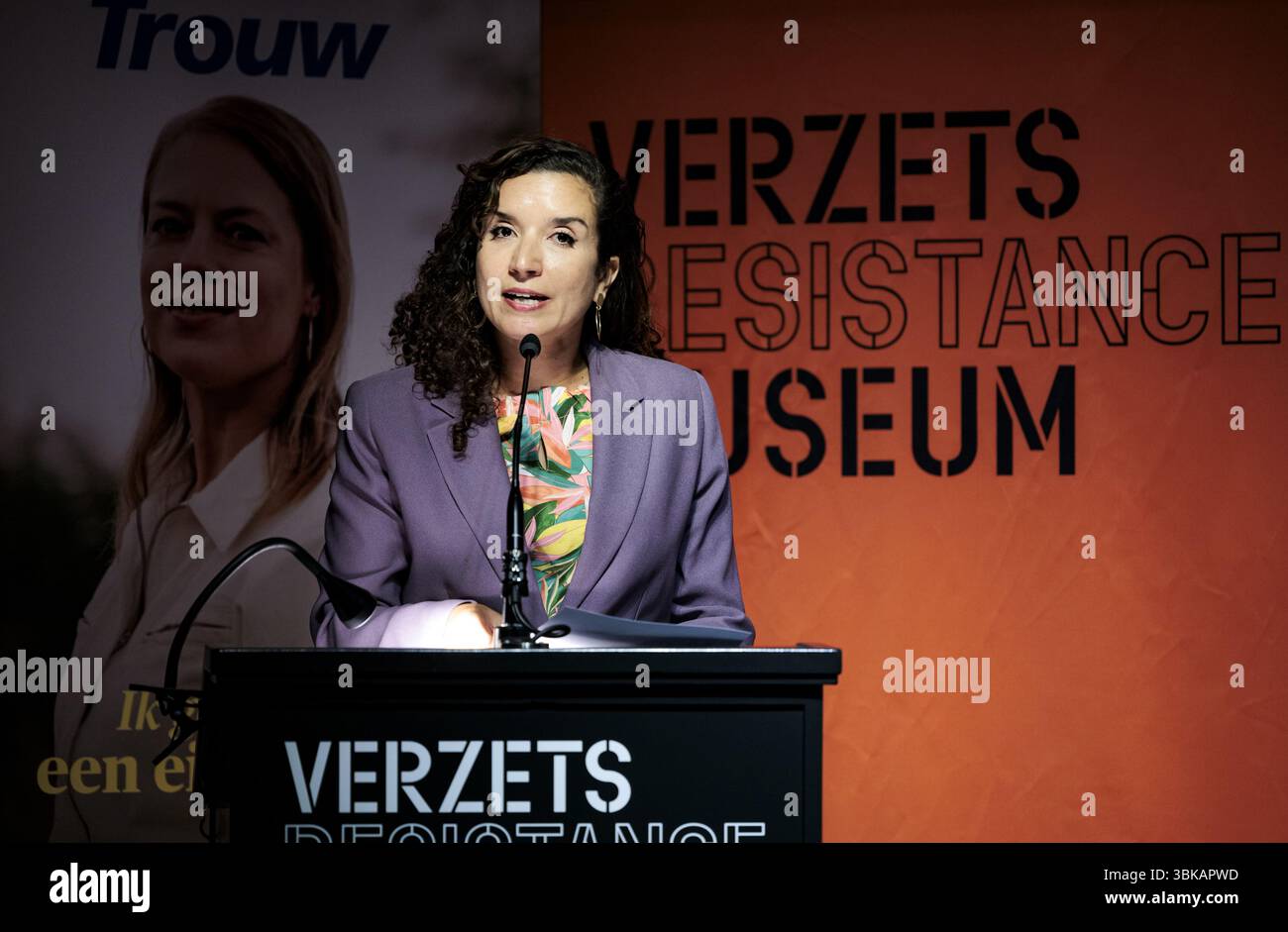 AMSTERDAM - Nora Achahbar während der Anton de KOM Lecture 2025 im Resistance Museum Amsterdam. ANP RAMON VAN FLYMEN niederlande aus - belgien aus Stockfoto