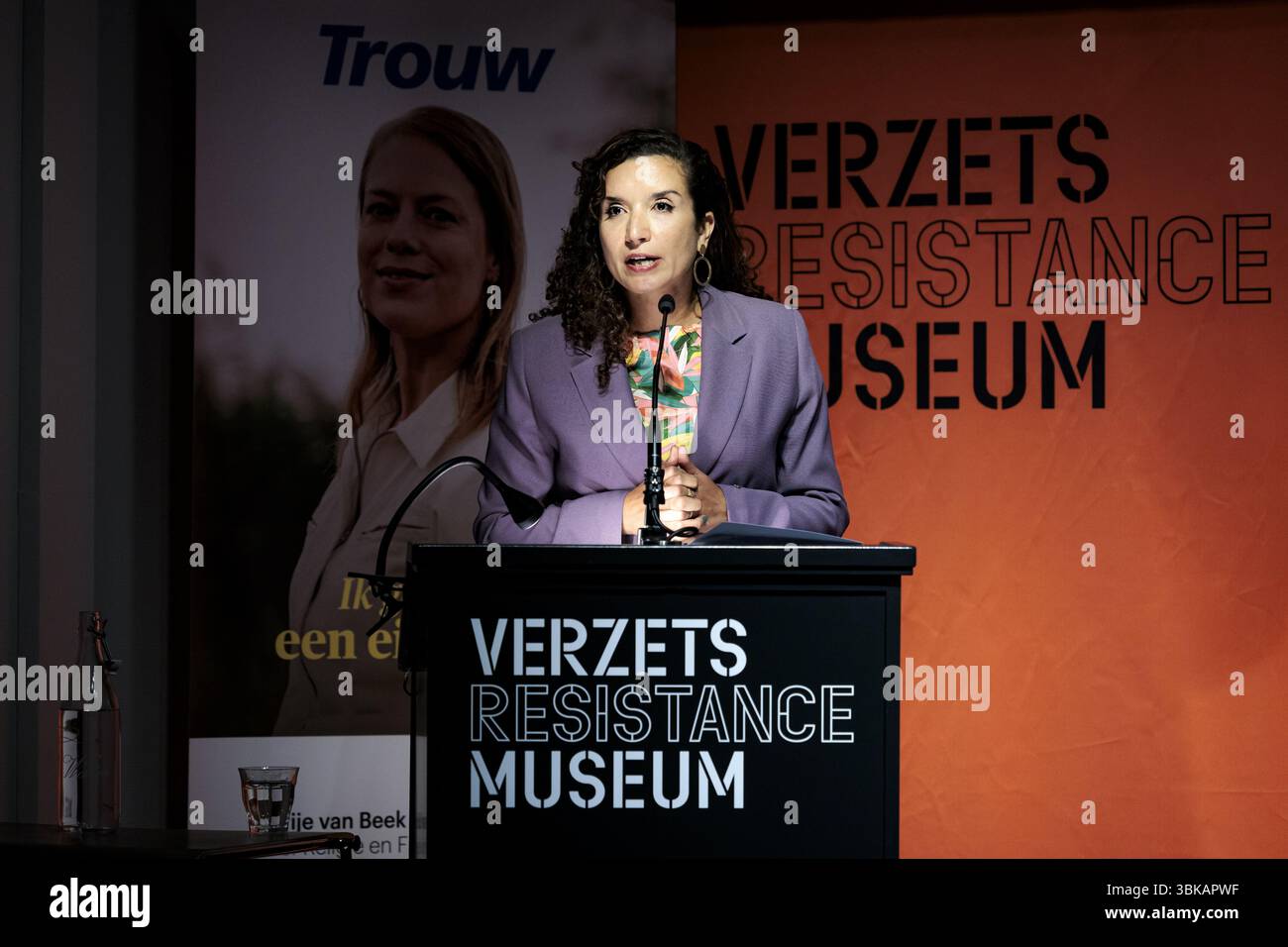 AMSTERDAM - Nora Achahbar während der Anton de KOM Lecture 2025 im Resistance Museum Amsterdam. ANP RAMON VAN FLYMEN niederlande aus - belgien aus Stockfoto