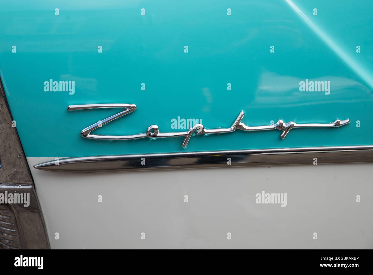 Ein verchromtes „Zephyr“-Emblem und Chromstreifen auf dem Heckflügel eines blau-weißen Ford Zephyr Mark 2 aus dem Jahr 1960 Stockfoto