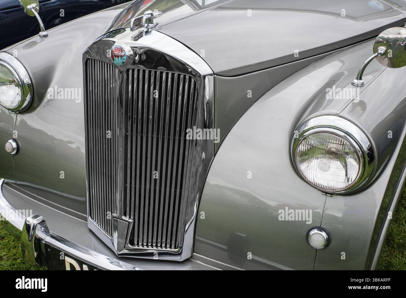Eine Vorderansicht eines 1950er Triumph Mayflower Autos in Silbergrau Stockfoto