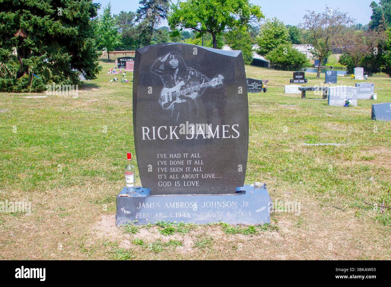 Grab der Funk-Legende Rick James in Buffalo, New York – Fans hinterlassen Erinnerungsstücke an der letzten Ruhestätte des Musikers. Stockfoto