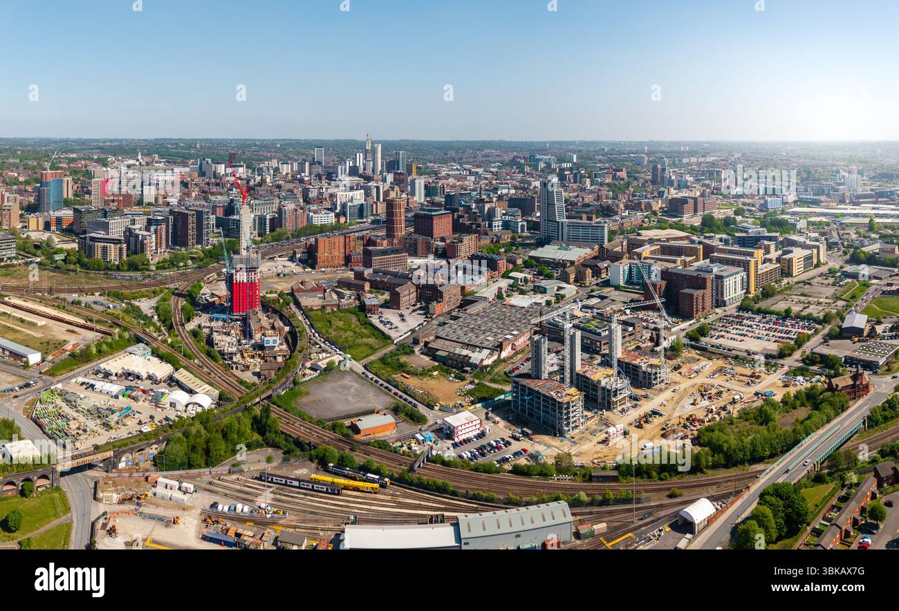 Panoramablick hoch über dem Süden des Stadtzentrums von Leeds in der Nähe von Hunslet in West Yorkshire, Großbritannien, mit neuen Wolkenkratzern unter dem Konstrukt Stockfoto