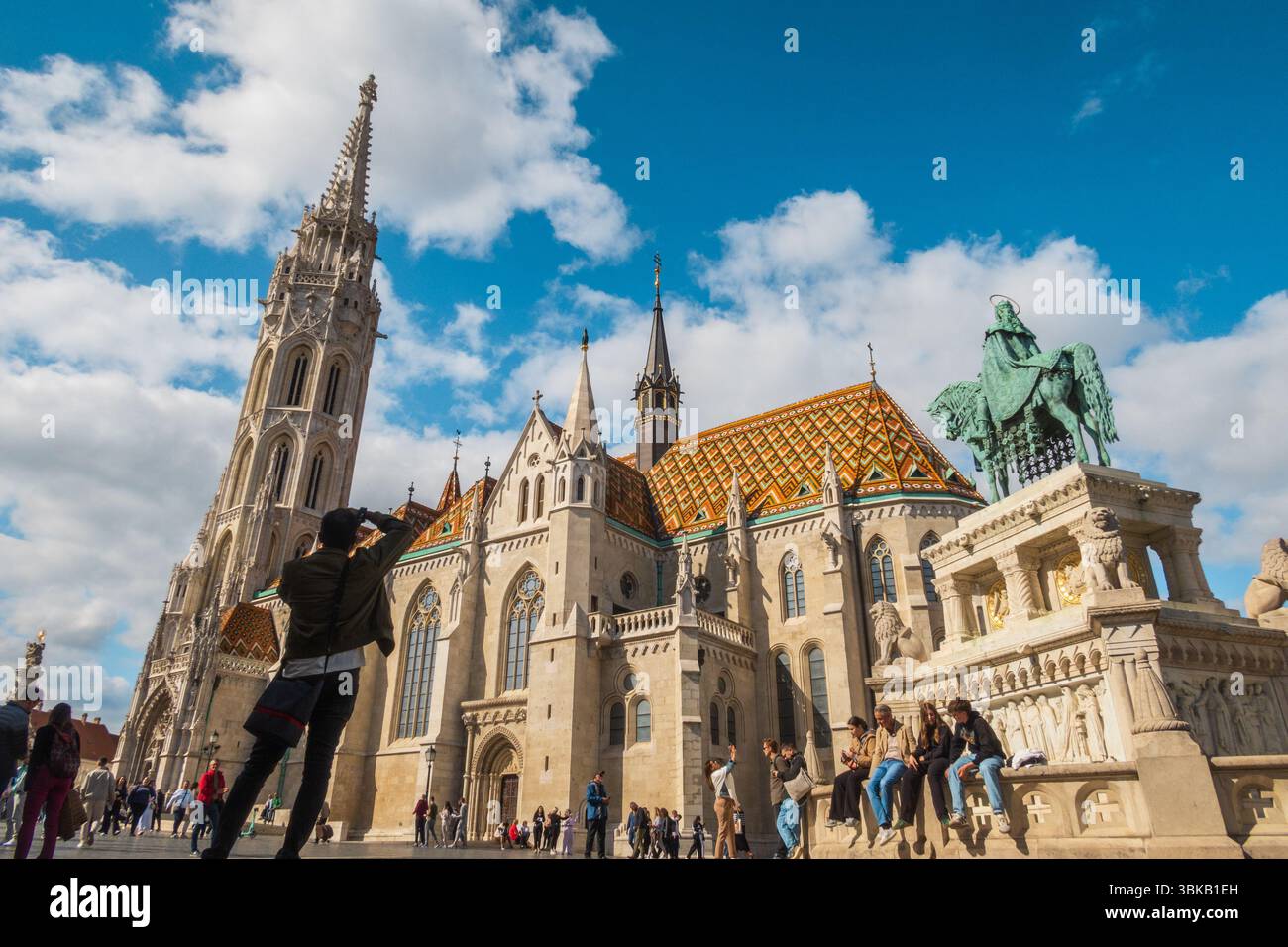 Budapest, Ungarn - 29. September 2024: Touristen rund um die gotische Kirche Matthias in Budapest, mit ihren bunten Dachziegeln auf dem Schlosshügel in Budapest, Stockfoto
