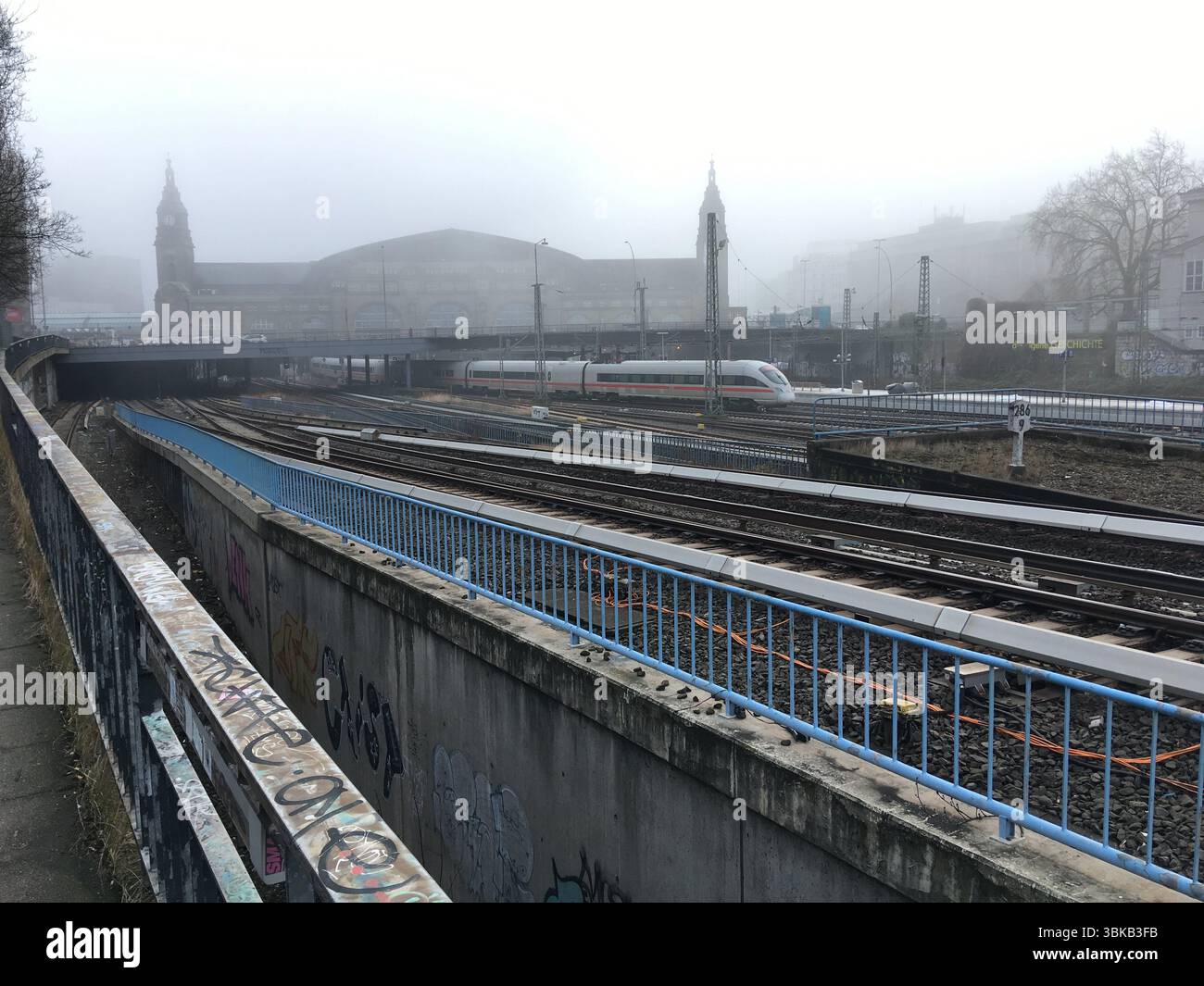 Dramatische Aufnahmen von Hamburger Zügen – S-Bahn-/ICE-Einheiten und Vintage-DB-Schienenfahrzeugen vor der Kulisse von städtischen Bahnhöfen, Gleisen und Stahl unter weichem Winterlicht Stockfoto