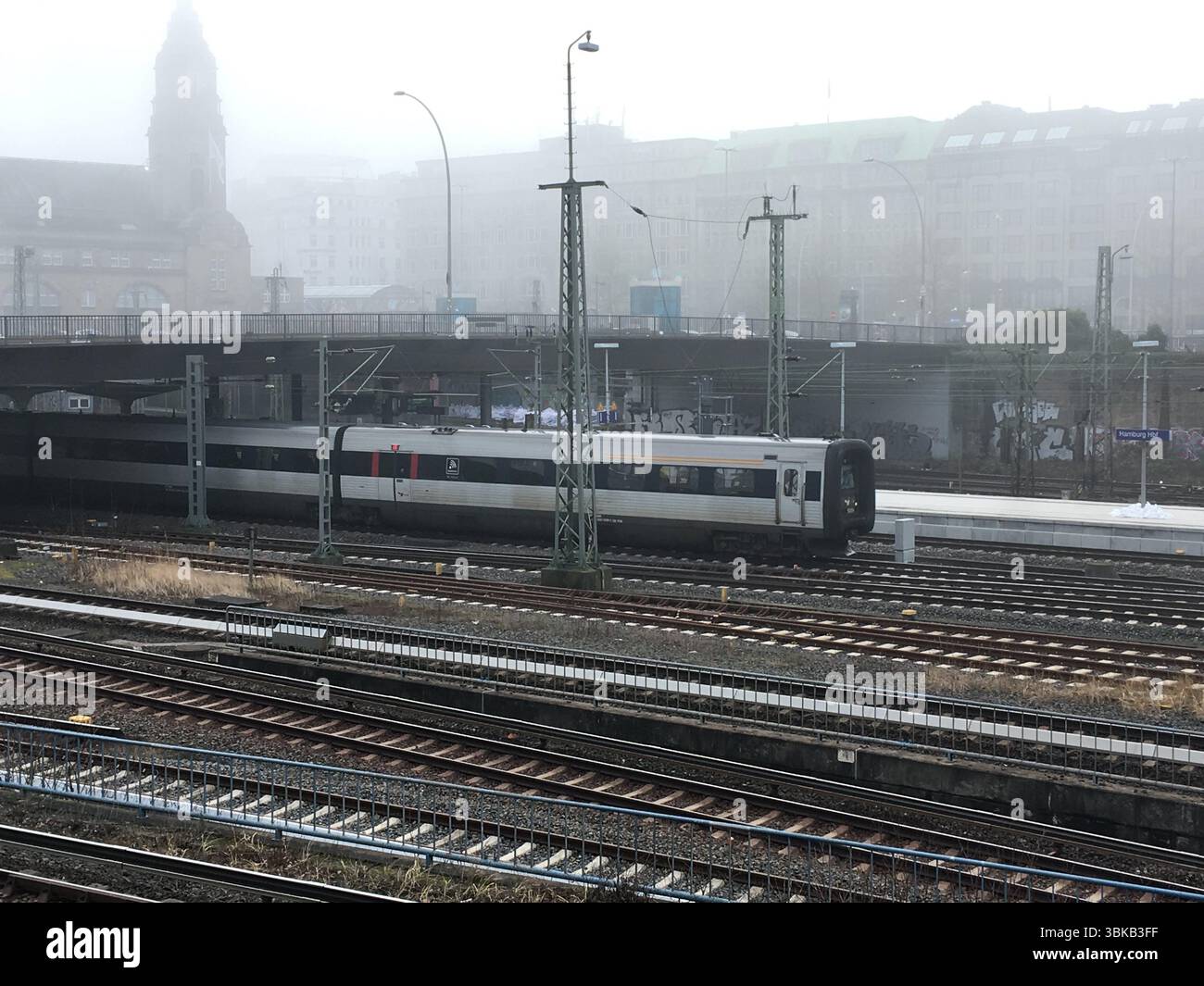 Dramatische Aufnahmen von Hamburger Zügen – S-Bahn-/ICE-Einheiten und Vintage-DB-Schienenfahrzeugen vor der Kulisse von städtischen Bahnhöfen, Gleisen und Stahl unter weichem Winterlicht Stockfoto