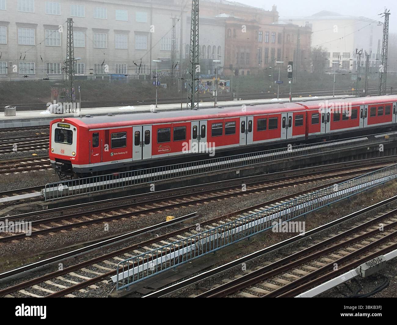 Dramatische Aufnahmen von Hamburger Zügen – S-Bahn-/ICE-Einheiten und Vintage-DB-Schienenfahrzeugen vor der Kulisse von städtischen Bahnhöfen, Gleisen und Stahl unter weichem Winterlicht Stockfoto