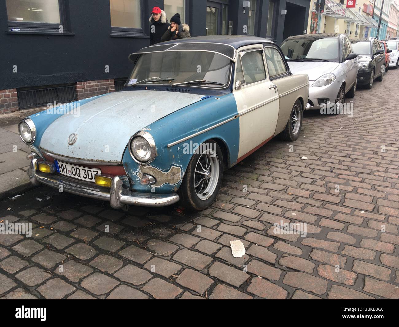 Classic 1968 Volkswagen Karmann Ghia in Hamburg; eine stilvolle Mischung aus italienischem Design und deutscher Technik, die die Eleganz des klassischen Automobilbaus unterstreicht. Stockfoto