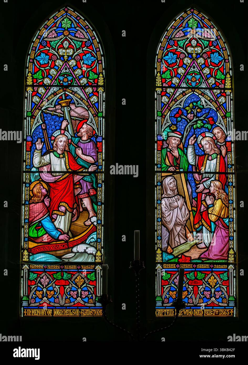 Lebendige Kirchenfenster aus Buntglas mit biblischen Szenen mit komplizierten Designs und farbenfrohen Storytelling-Kunstwerken St. Annes Lacock Wiltshire Stockfoto