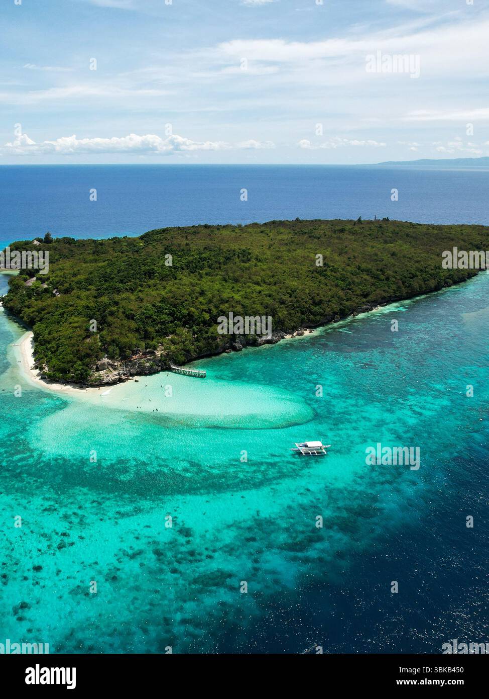 Türkisfarbenes Wasser, Korallenriff, üppige Mangroven. Aus der Vogelperspektive auf Sumilon Island, Philippinen, wo lebendige Riffe in einem unberührten mari auf Mangroven an der Küste treffen Stockfoto