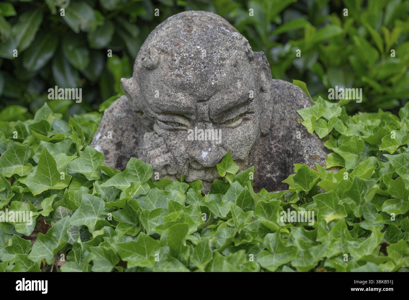 Steinskulptur, grotesk im Garten, Bayern, Deutschland, Europa Stockfoto