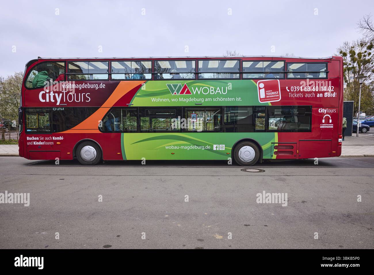 Touristeninformation, CityTours, Tourismus, Bus für Stadtrundfahrten, Altstadt, diffuses Licht, milchblauer Himmel, Straße bei der Hauptwache, Magdeburg, State Capi Stockfoto